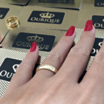 par-de-alianca-com-borda-ouro-18 (4)